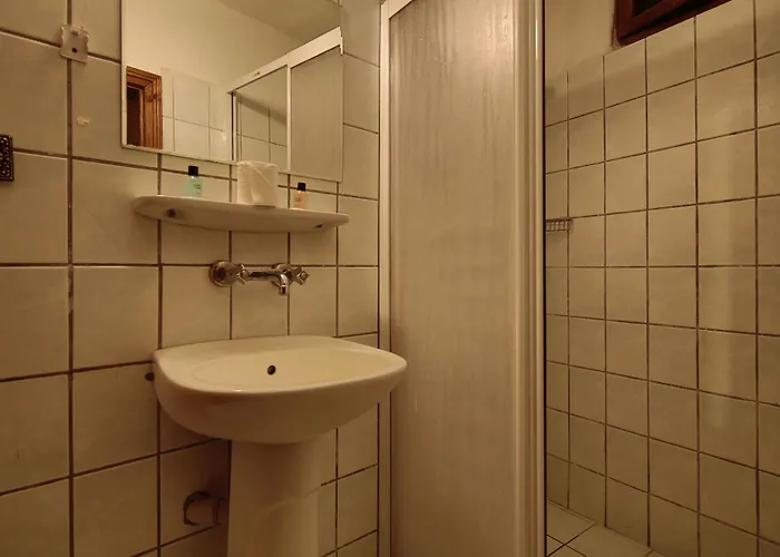 מלון Cave Saksagan